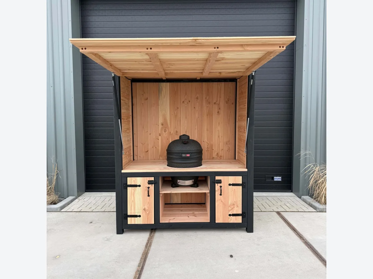 Maison DAM Douglas deluxe met klep, Douglas buitenkeuken deluxe met geopende klep en kamado, recht van voren