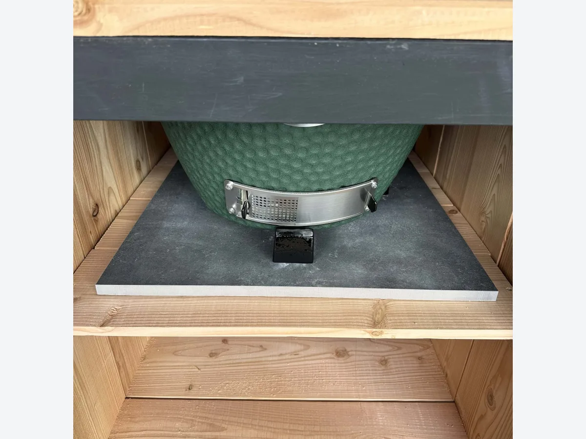 Maison DAM Douglas deluxe met klep, Detail van de douglas buitenkeuken deluxe: kamado op een keramische tegel in het douglashouten werkblad