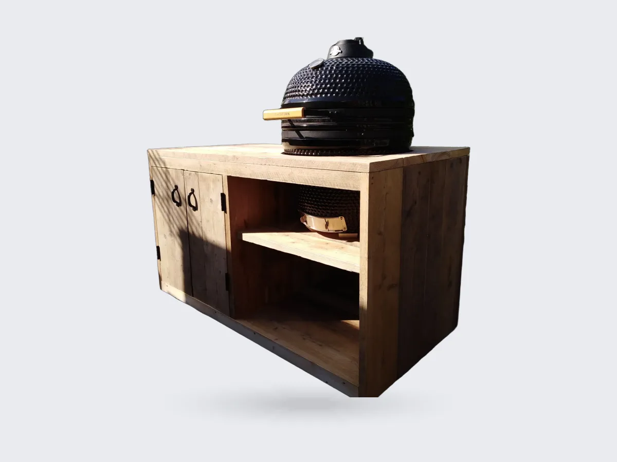 Maison DAM Op maat, Buitenkeuken op maat van steigerhout met zwarte kamado en open vak, driekwart van linksvoor voor een haag