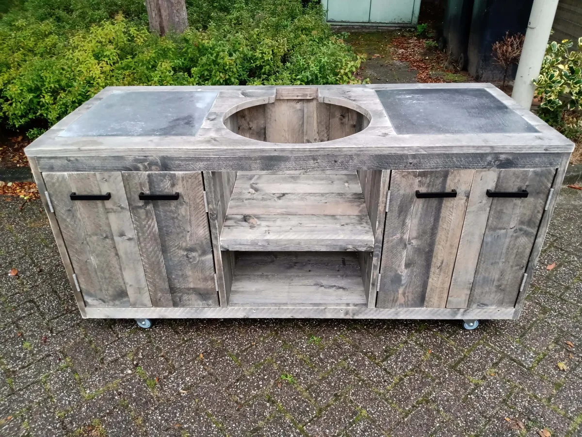 Maison DAM Op maat, Buitenkeuken op maat van old grey steigerhout met keramische tegels en ronde uitsparing, zonder kamado, op een oprit