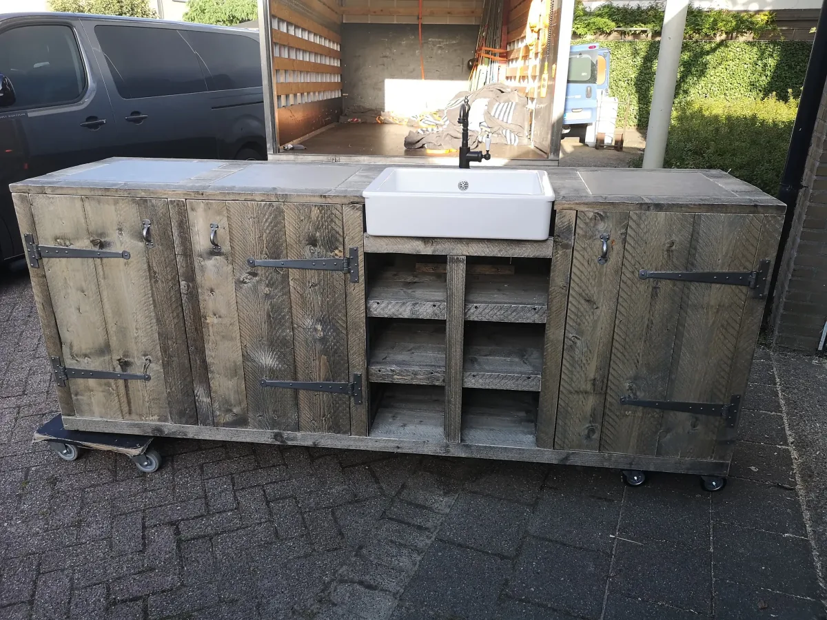 Maison DAM Op maat, Buitenkeuken op maat van steigerhout met spoelbak en open vakken, voor een tuinhuis