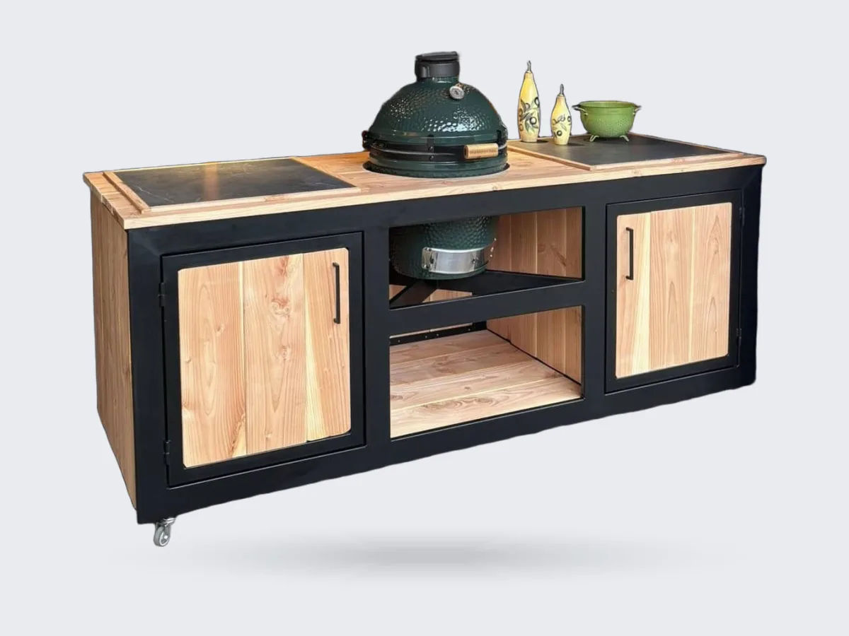 Maison DAM Stalen frame Douglashout, Buitenkeuken stalen frame met douglashout, keramische tegels en groene kamado in een overdekt tuinhuis