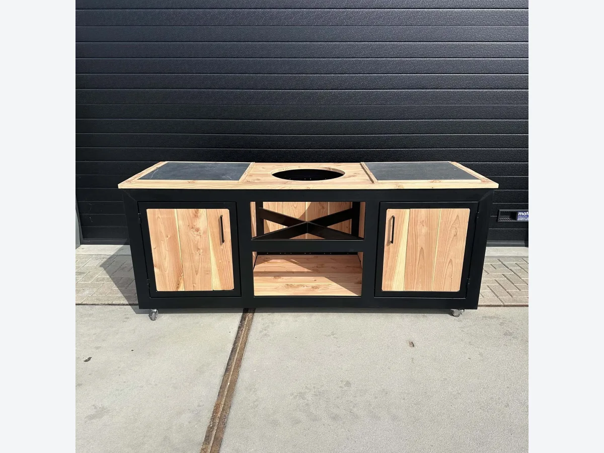 Maison DAM Stalen frame Douglashout, Buitenkeuken stalen frame met douglashout en twee keramische tegels, zonder kamado, recht van voren voor een zwarte wand