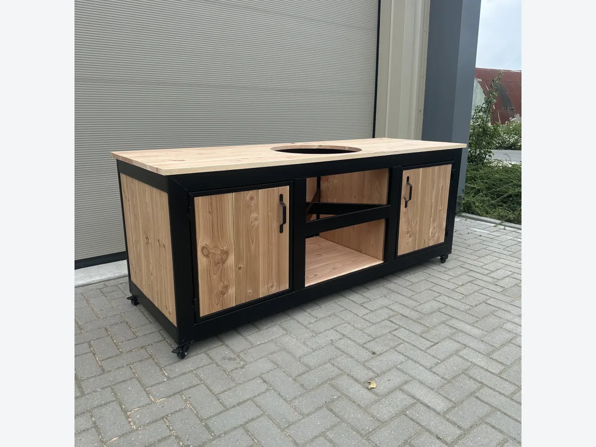 Maison DAM Stalen frame Douglashout, Buitenkeuken stalen frame met douglashout en ronde uitsparing, zonder kamado, driekwart van linksvoor voor een grijze wand