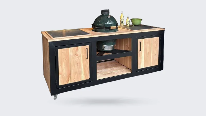 Maison DAM Stalen frame Douglashout, Buitenkeuken stalen frame met douglashout, keramische tegels en groene kamado in een overdekt tuinhuis