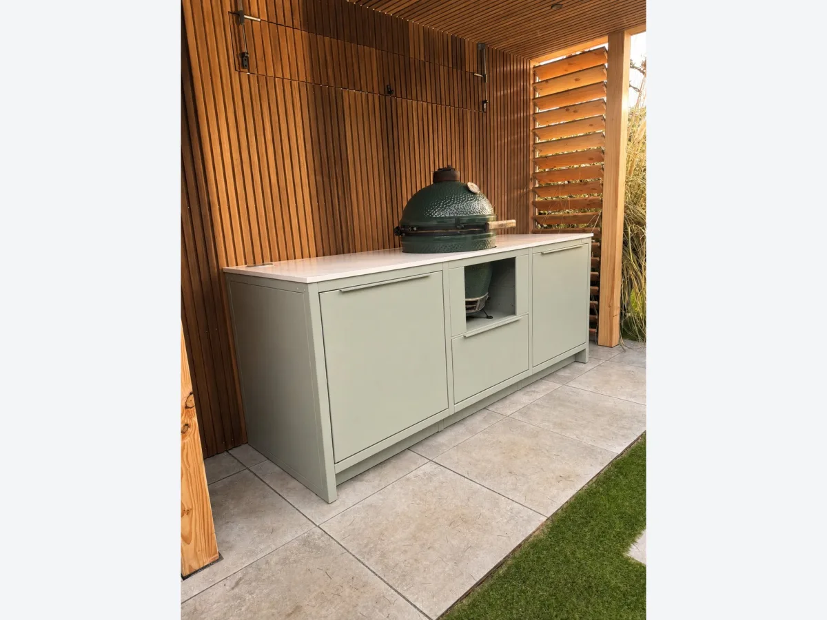 Rêveluxe Collection, Collection Cuisine Carré in olijfgroen met Big Green Egg, driekwart aanzicht onder de overkapping in Schiedam, staand formaat (1086 px breed, groter niet op de site)