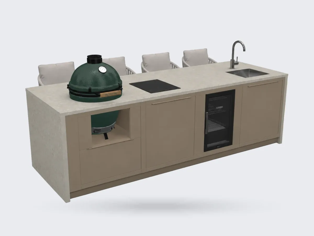 Rêveluxe Création, Render van de Création Prestige Carré in beige met Big Green Egg, inductieplaat, spoelbak, koelkast en barstoelen, driekwart van linksvoor, transparante achtergrond (1536 px breed, groter niet op de site)