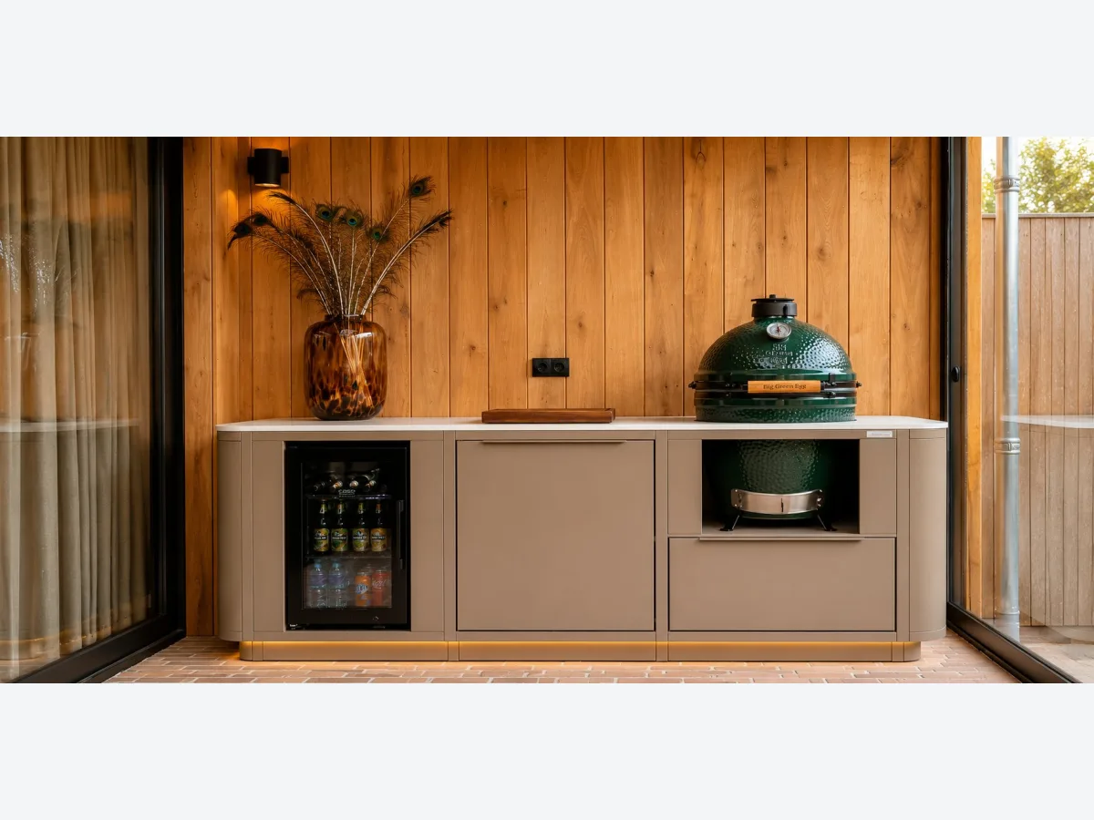 Rêveluxe Création, Création Cuisine Oval in taupe met Big Green Egg en barkoeling in een moderne tuinkamer, project Hendrik-Ido-Ambacht