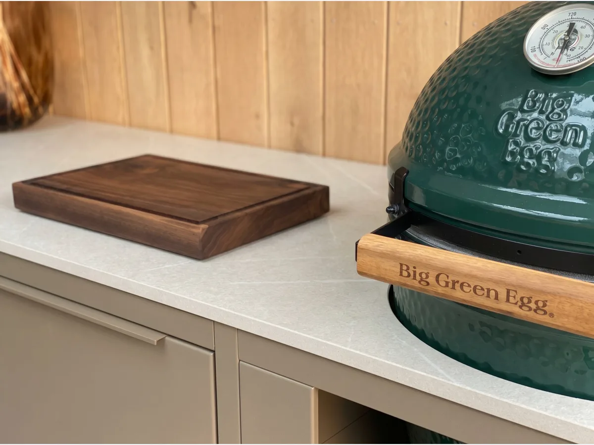 Rêveluxe Création, Detail van de Création Cuisine Oval in taupe met Big Green Egg, Dekton werkblad en houten snijplank