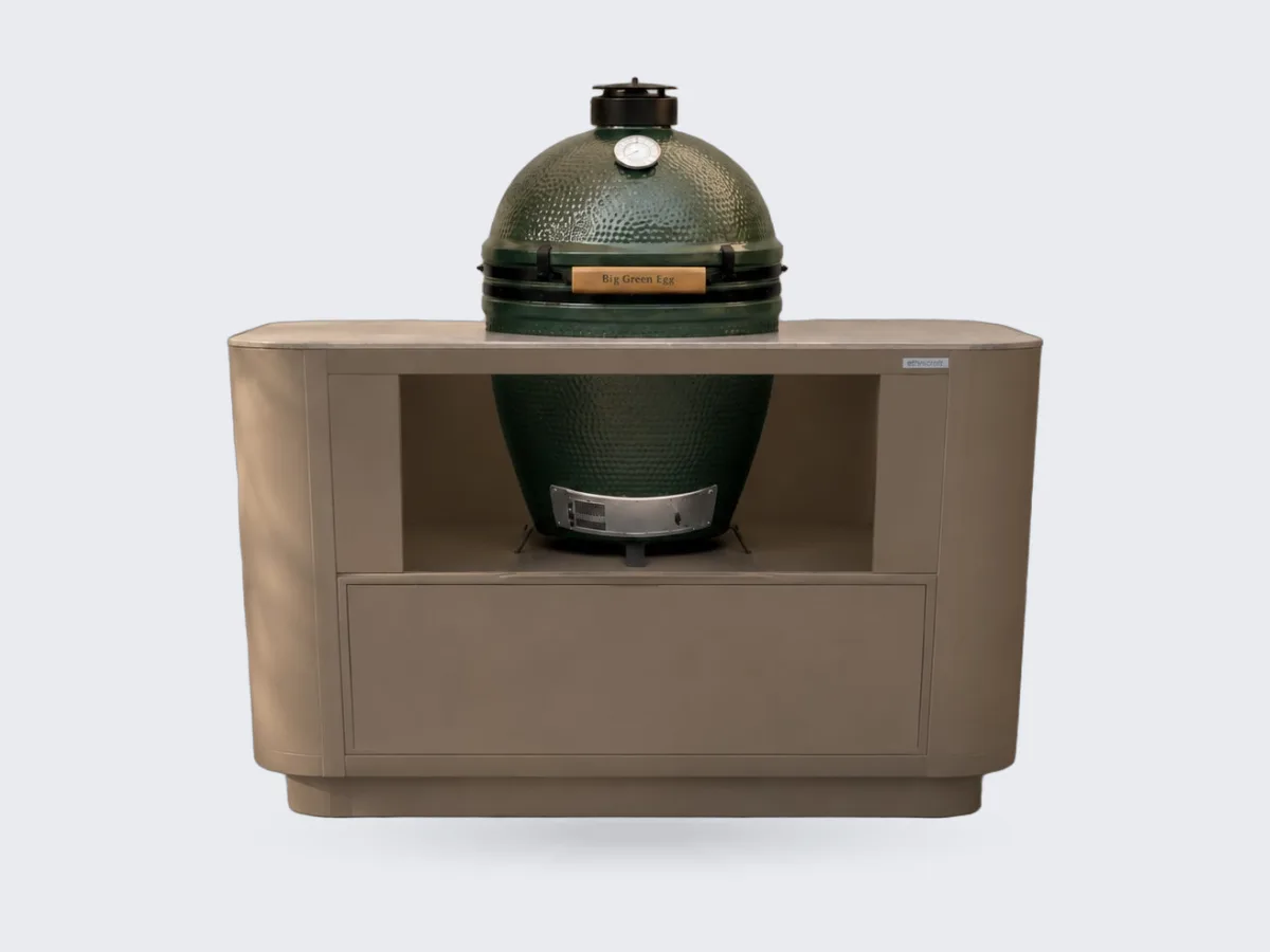 Rêveluxe Origine, Render van een Origine buitenkeuken in taupe met Big Green Egg tegen een lichte stucwand met wandlampen (1362 px breed, groter niet op de site)
