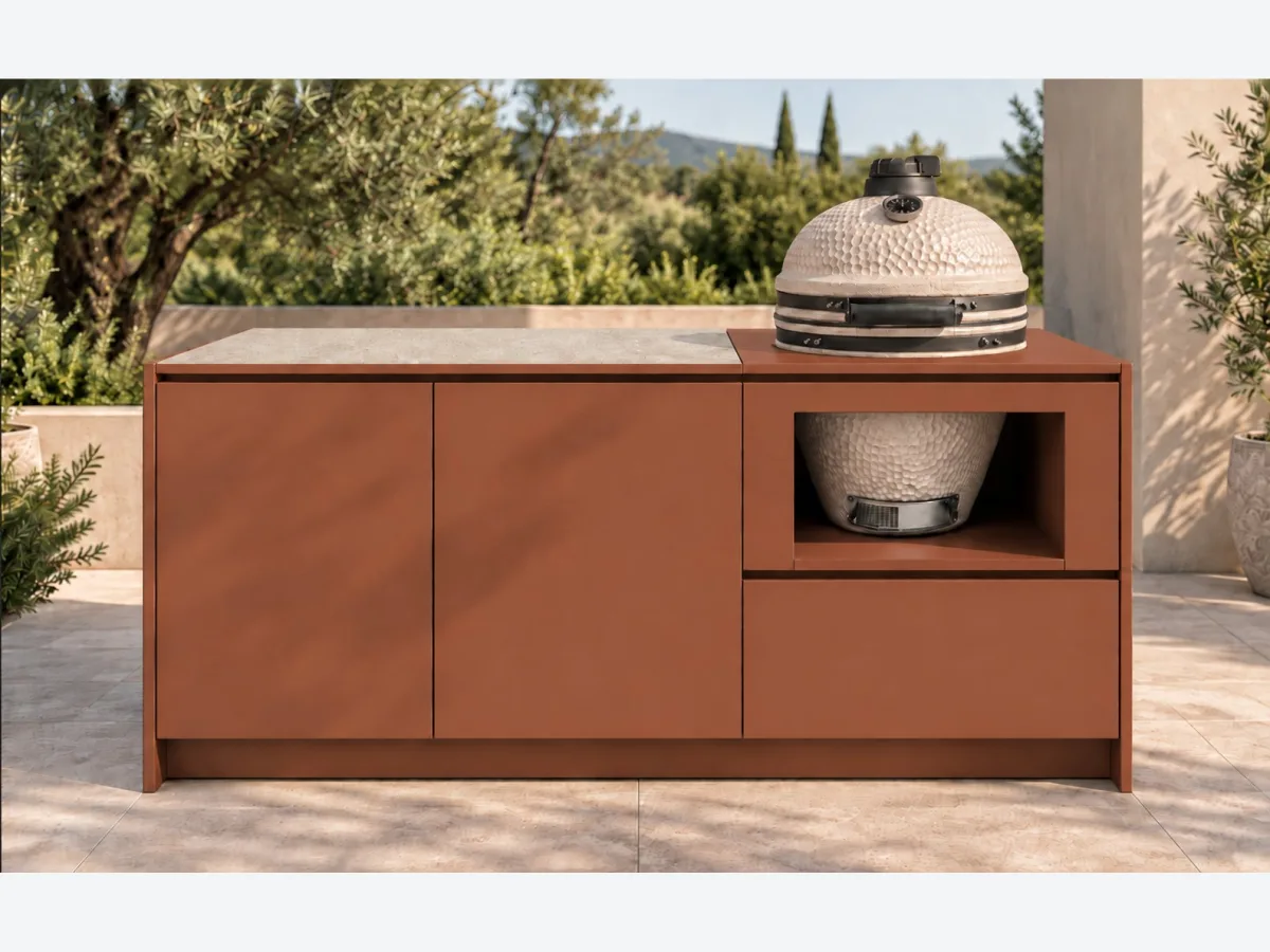 Rêveluxe Origine, Render van een Origine M Carré in terracotta met beige kamado op een mediterraan terras met olijfbomen (1586 px breed)