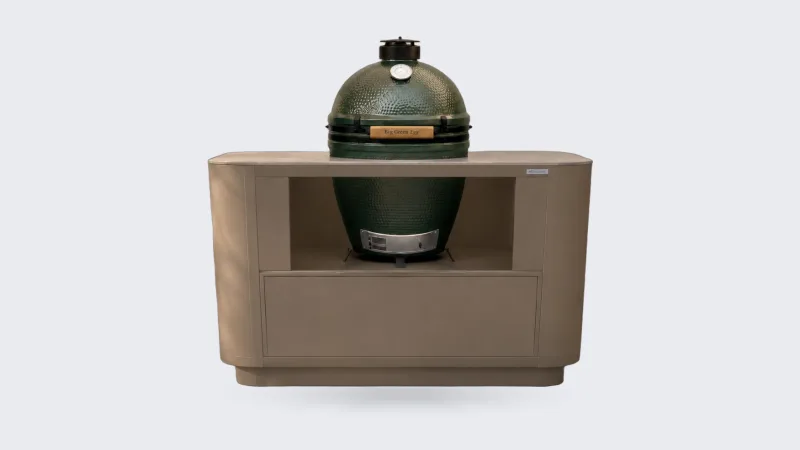 Rêveluxe Origine, Render van een Origine buitenkeuken in taupe met Big Green Egg tegen een lichte stucwand met wandlampen (1362 px breed, groter niet op de site)