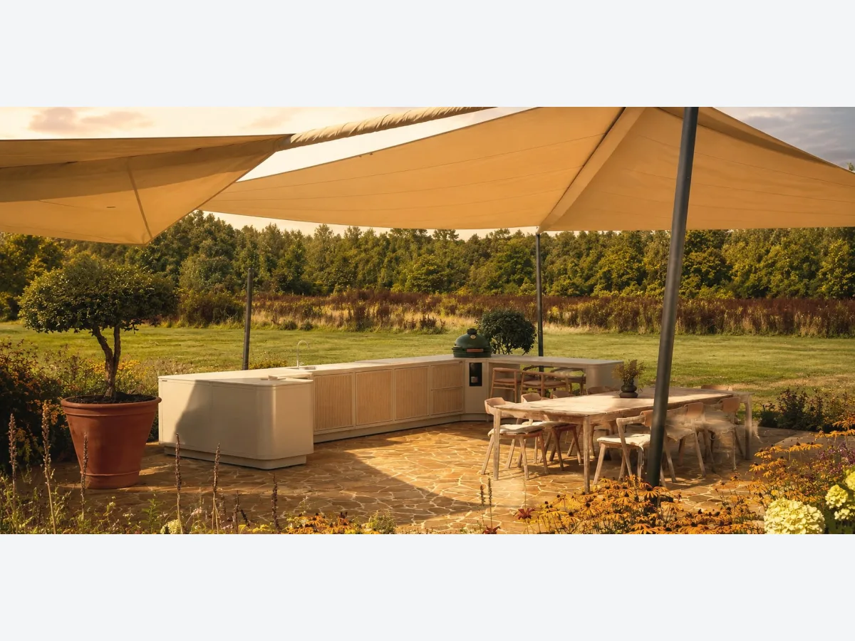 Rêveluxe Sur Mesure, Sur Mesure U-opstelling van tien meter in beige met Big Green Egg en bistrotgedeelte onder schaduwdoeken, project Nistelrode