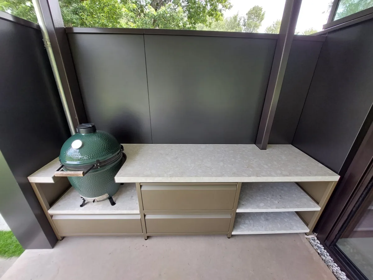 Robuust Maatwerk Vaste buitenkeuken, Vaste buitenkeuken van gecoat staal en keramiek met Big Green Egg Large, recht van voren tussen stalen kokers