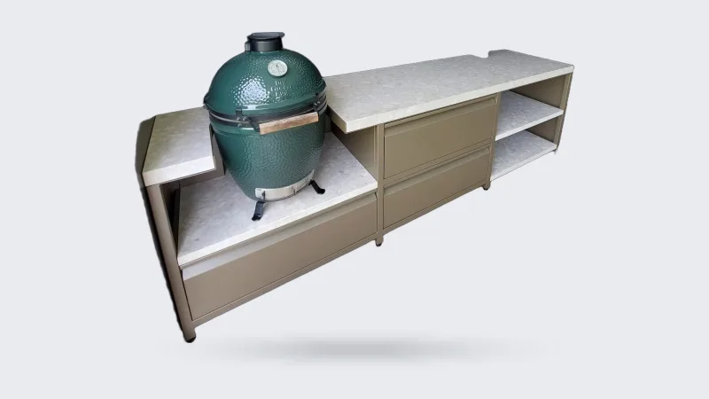 Robuust Maatwerk Vaste buitenkeuken, Vaste buitenkeuken van bronskleurig gecoat staal met keramisch blad en Big Green Egg Large links, driekwart van linksvoor in een overdekte buitenruimte