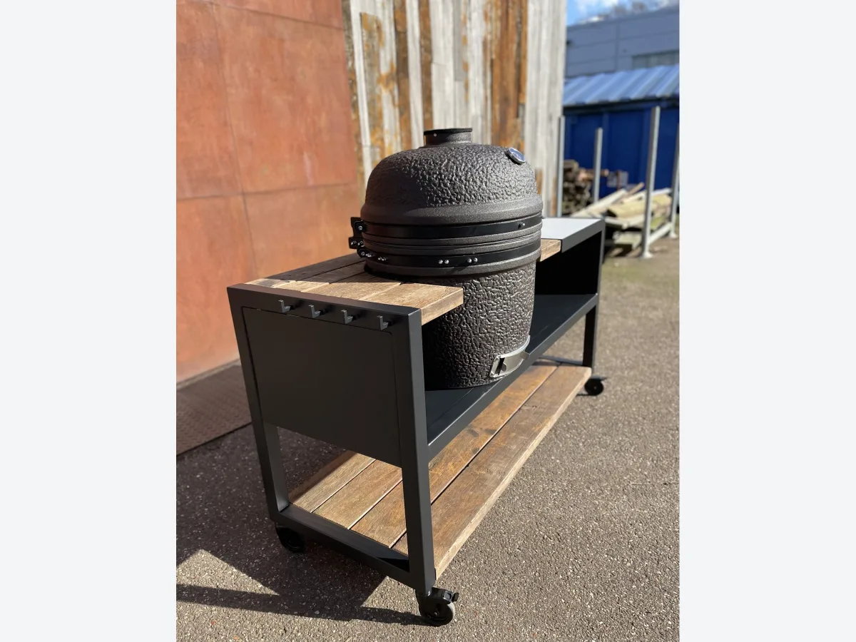 Robuust Maatwerk Verrijdbare buitenkeuken, Verrijdbare buitenkeuken van azobe en beton met kamado, staand beeld van linksvoor