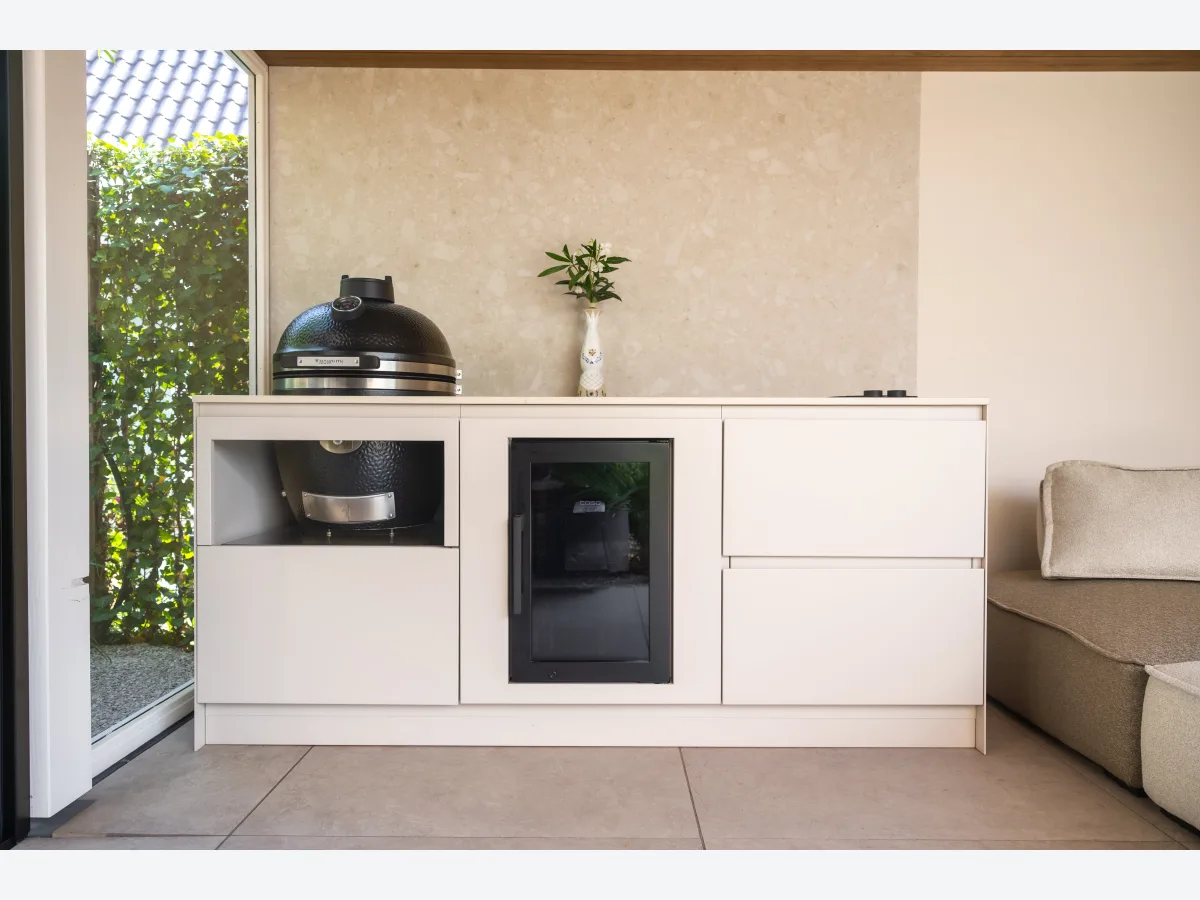 Roostr Allure, Allure in lichte kleur met Big Green Egg en koelkast onder een overkapping