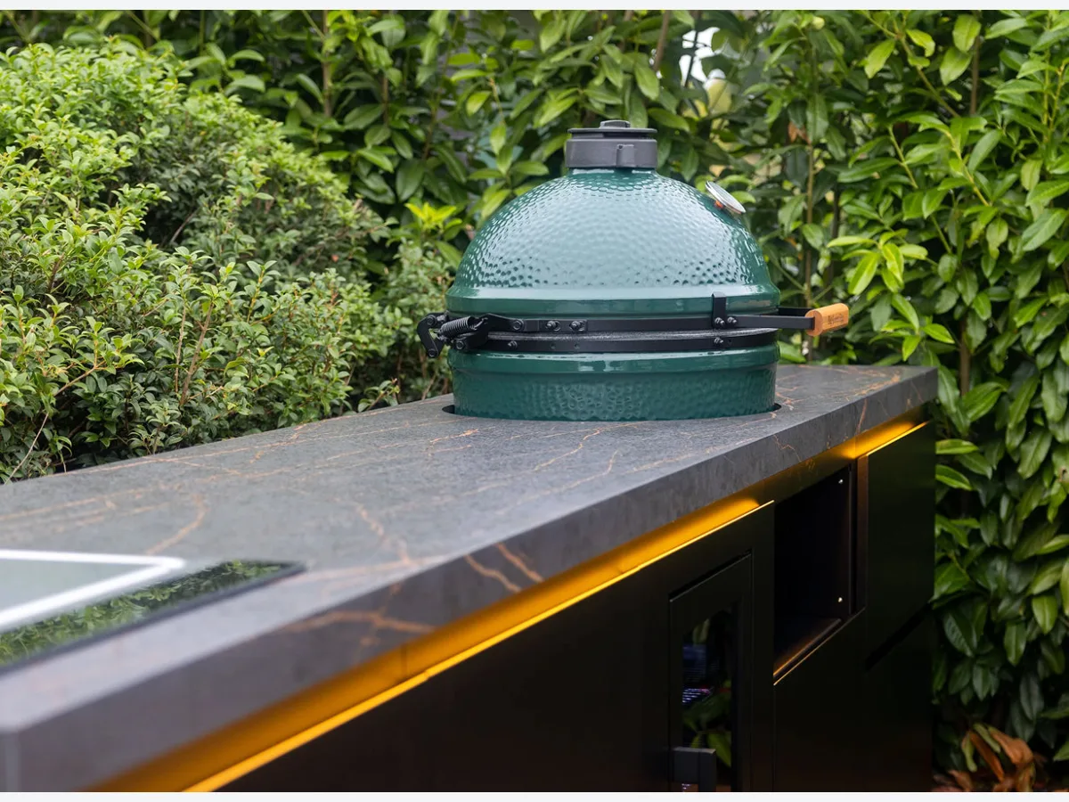 Roostr Allure, Donkere Allure met Big Green Egg en verlichting bij een haag