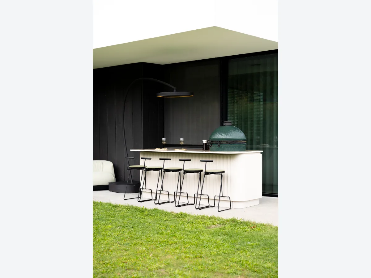 Roostr Wave, Wave als bar met kamado en krukken op het gras