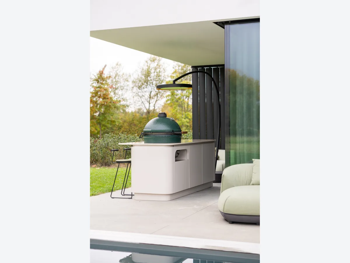 Roostr Wave, Wave van opzij met kamado bij een zwembad