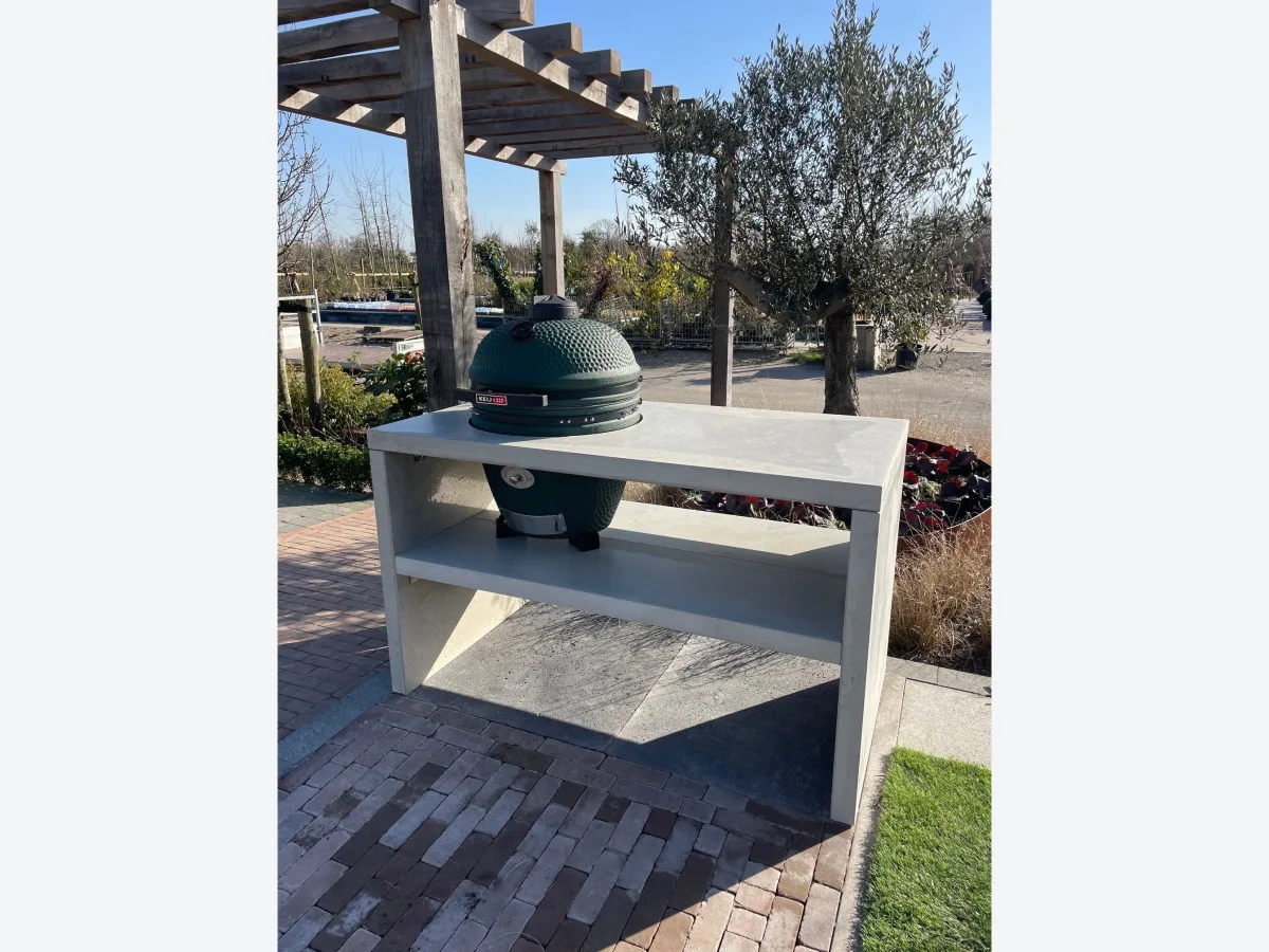 STEGG STEGG buitenkeuken, Projectvariant van de STEGG buitenkeuken met KEIJ kamado onder een houten pergola in de showtuin van Garden Design in Beverwijk