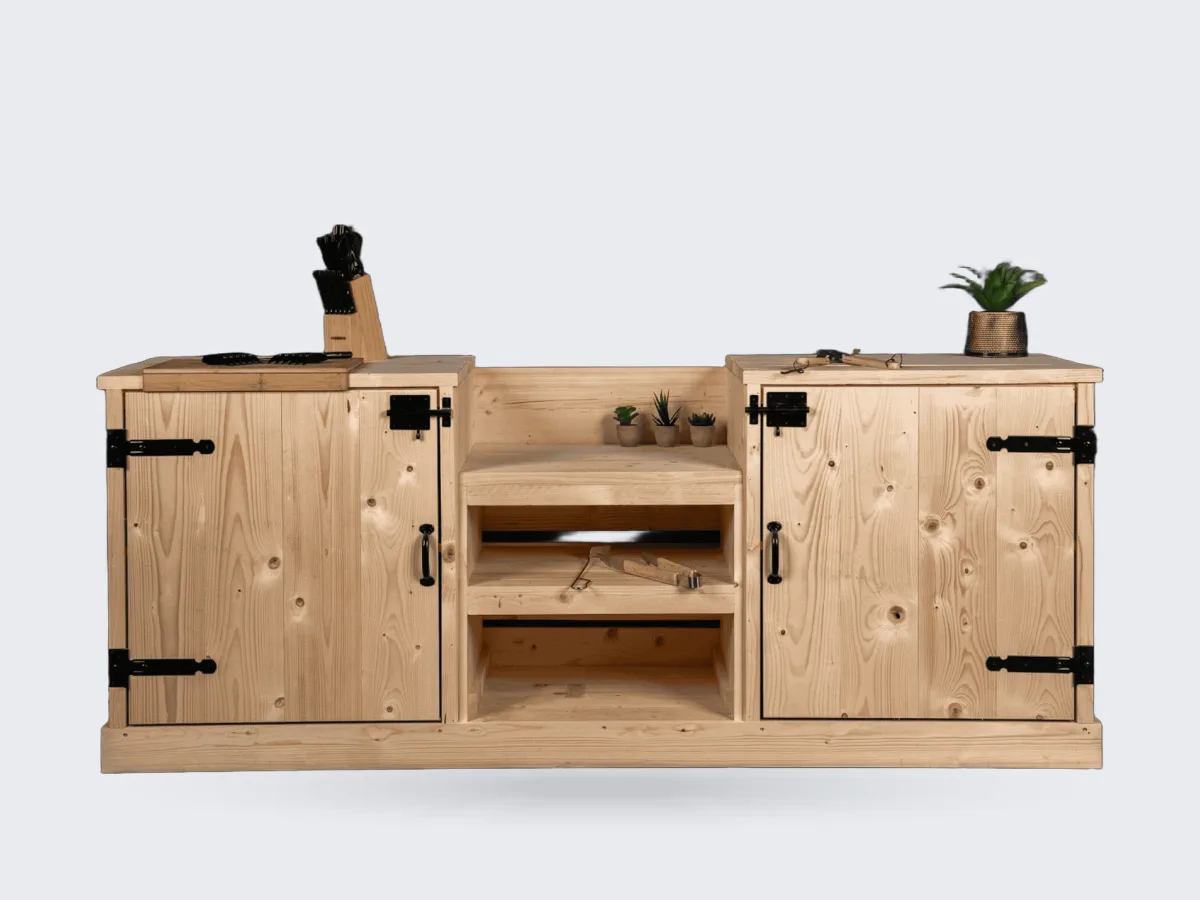 Stilt Bouwpakket Kamado, Bouwpakket Kamado Model van vuren steigerhout met twee kasten en open middendeel voor de kamado, zonder kamado, recht van voren in de studio voor een zwarte houten wand