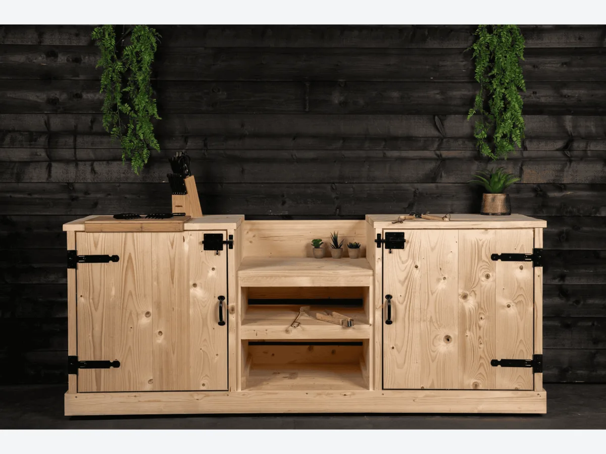 Stilt Bouwpakket Kamado, Bouwpakket Kamado Model van vuren steigerhout met twee kasten en open middendeel voor de kamado, zonder kamado, recht van voren in de studio voor een zwarte houten wand