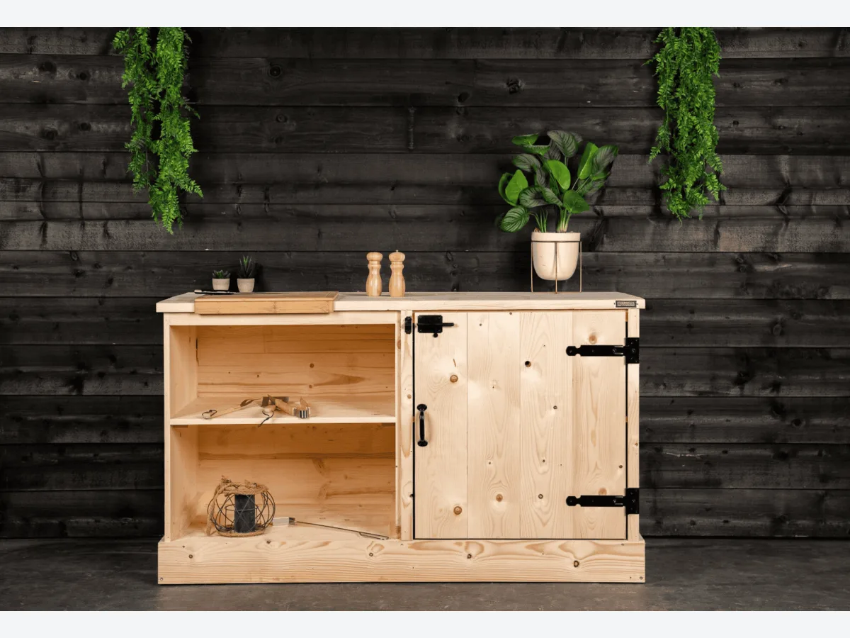 Stilt Bouwpakket Kamado, Bouwpakket Kamado Small van vuren steigerhout met open vak en kast, zonder kamado, in de studio voor een zwarte houten wand