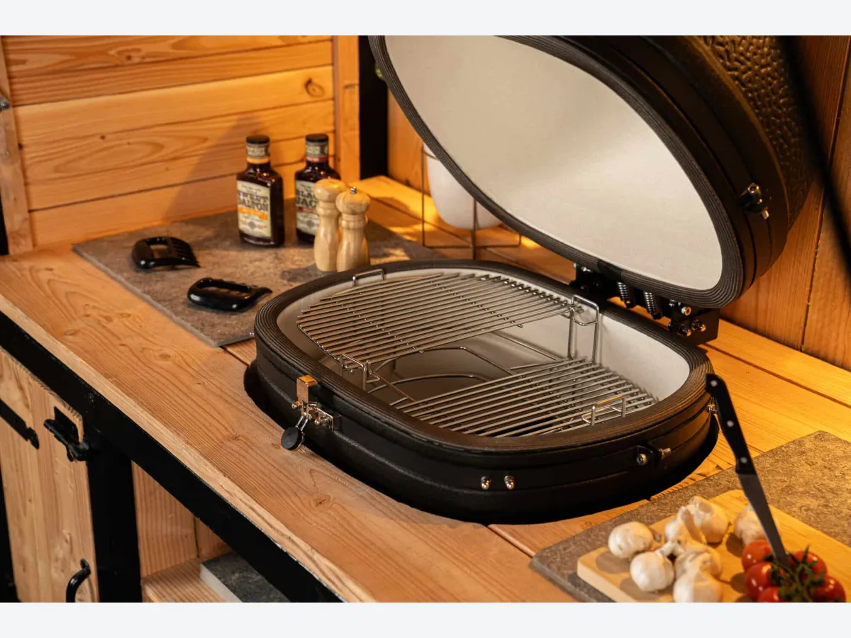 Stilt Close, Detail van de Buitenkeuken Close: geopende Odin kamado op het douglas werkblad met stenen blad