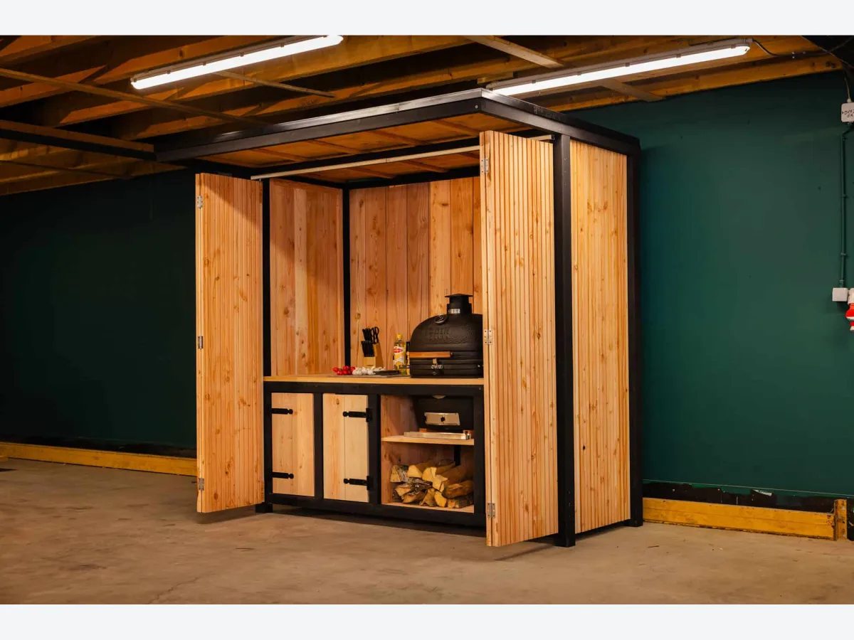 Stilt Fold, Buitenkeuken Fold met half geopende harmonicadeuren en kamado, driekwart van linksvoor in de werkplaats