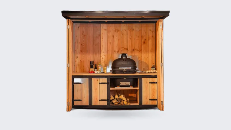 Stilt Fold, Buitenkeuken Fold van douglas met geopende harmonicadeuren, afdak en kamado, recht van voren in de werkplaats van Stilt