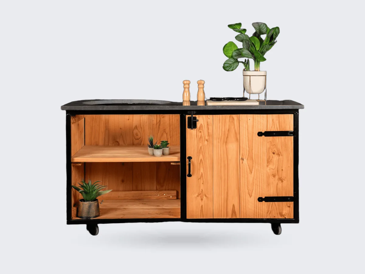 Stilt Matsko, Buitenkeuken Matsko met zwart stalen frame, douglas bekleding en hardstenen blad met uitsparing, zonder kamado, recht van voren in de studio