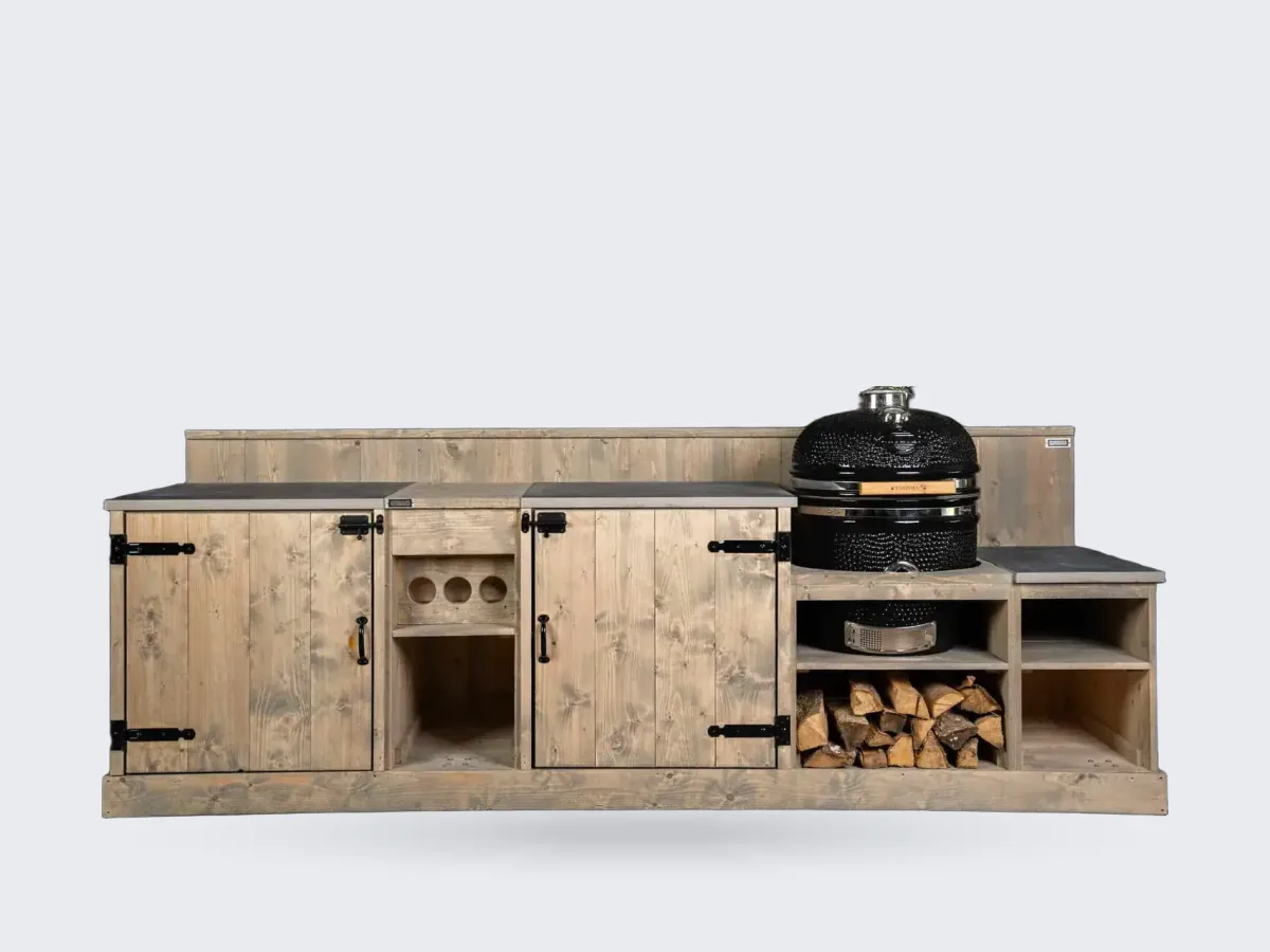 Stilt Rakko, Buitenkeuken Rakko van steigerhout met keramische werkbladen, achterwand en zwarte kamado rechts, recht van voren in de studio