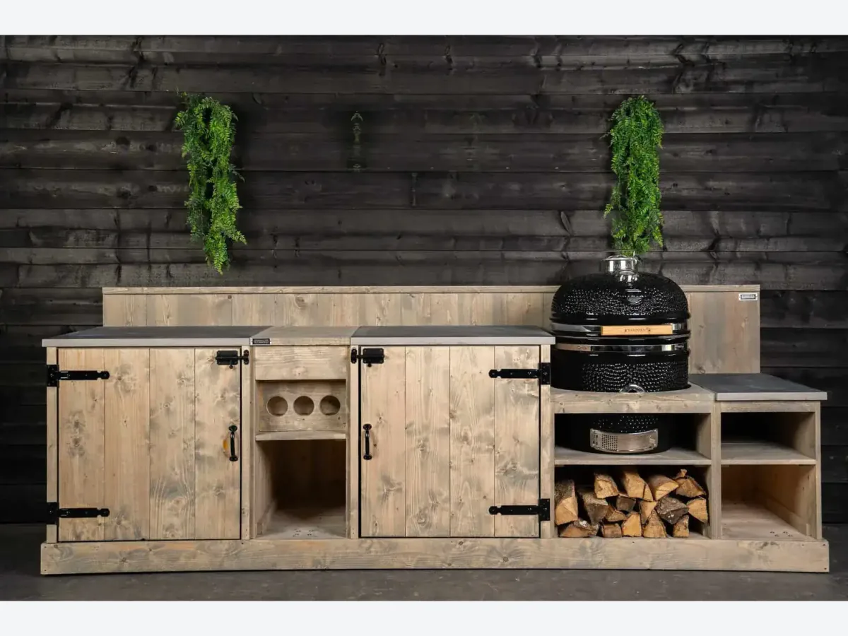 Stilt Rakko, Buitenkeuken Rakko van steigerhout met keramische werkbladen, achterwand en zwarte kamado rechts, recht van voren in de studio