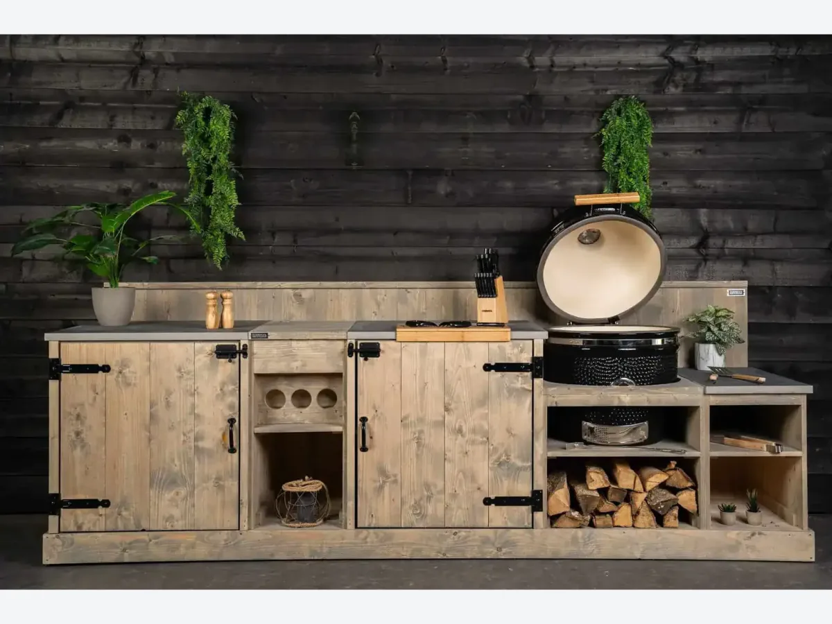 Stilt Rakko, Buitenkeuken Rakko met geopende deuren, wijnrek, haardhout en kamado, driekwart van linksvoor in de studio