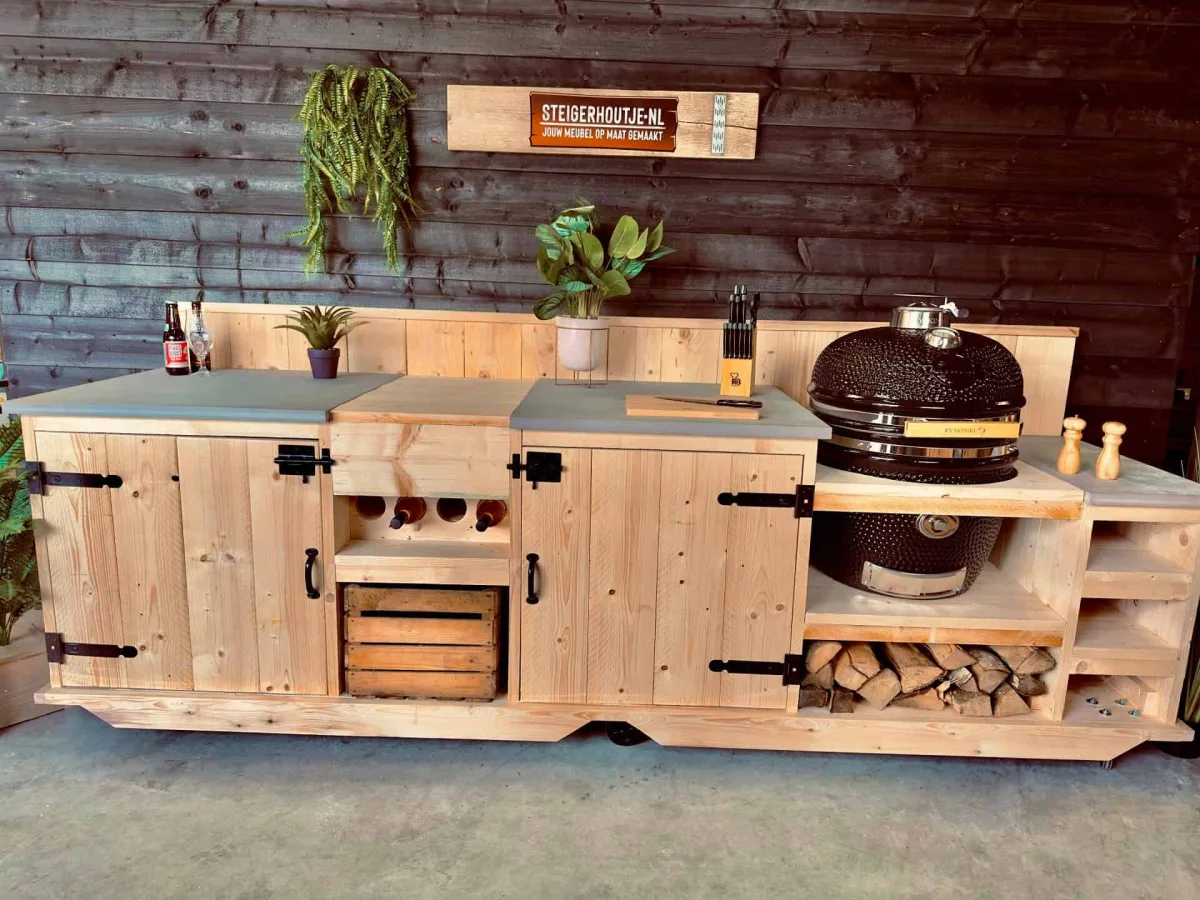 Stilt Rakko, Buitenkeuken Rakko met spoelbak, keramische bladen en Yakiniku kamado in de showroom