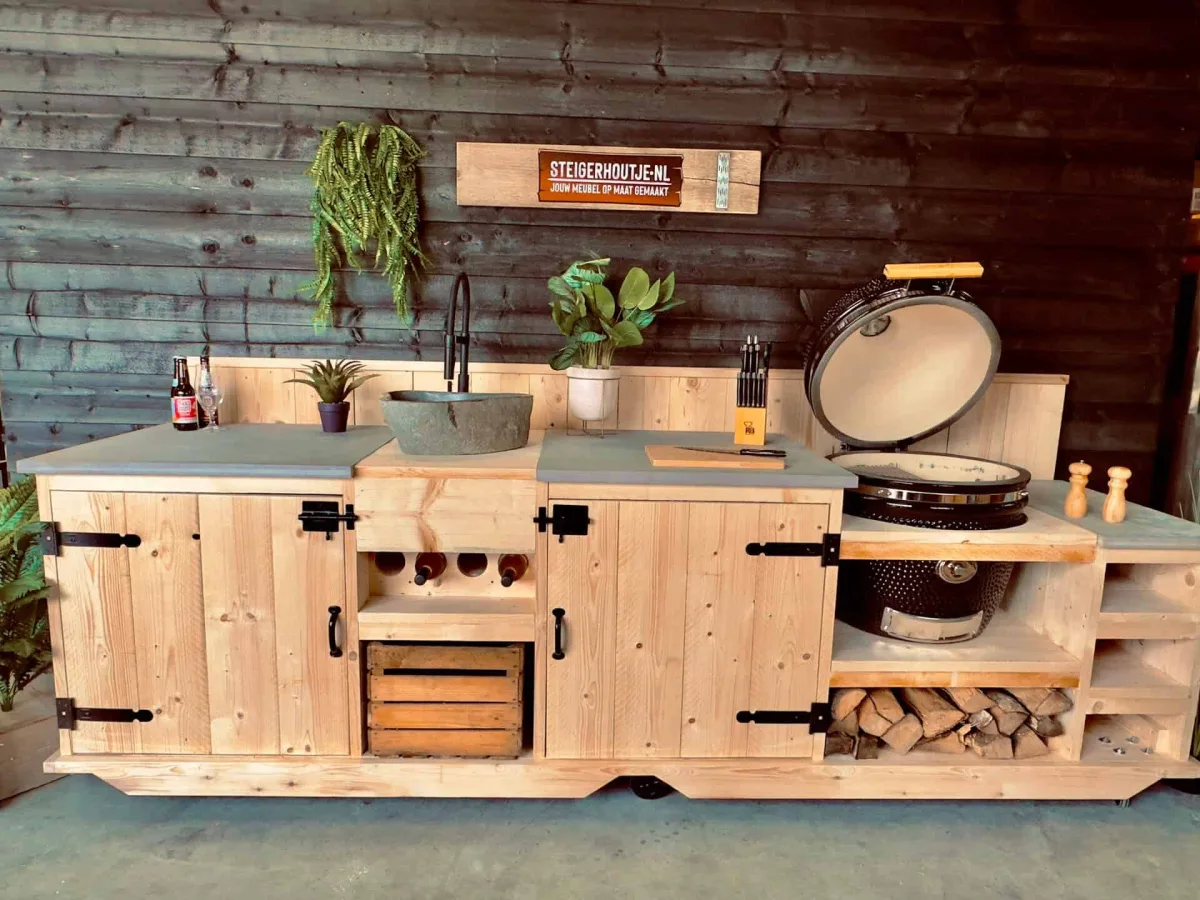 Stilt Rakko, Buitenkeuken Rakko met geopende kamado en spoelbak, driekwart van linksvoor in de showroom