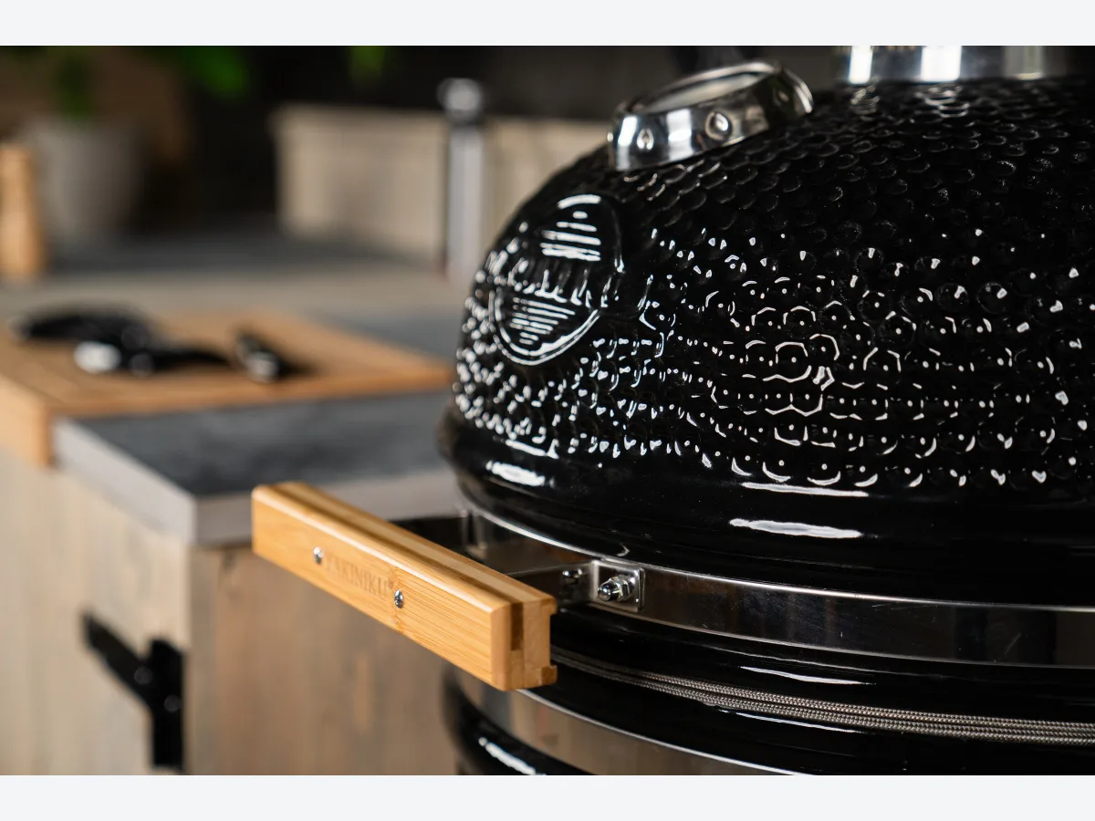 Stilt Rakko, Detail van de Buitenkeuken Rakko: kamado naast het keramische werkblad