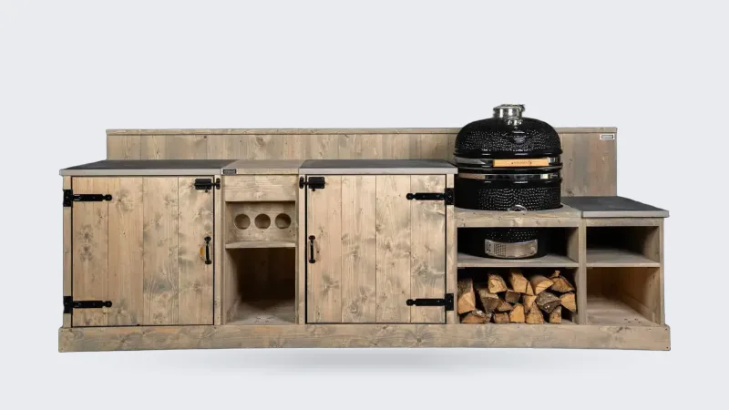 Stilt Rakko, Buitenkeuken Rakko van steigerhout met keramische werkbladen, achterwand en zwarte kamado rechts, recht van voren in de studio