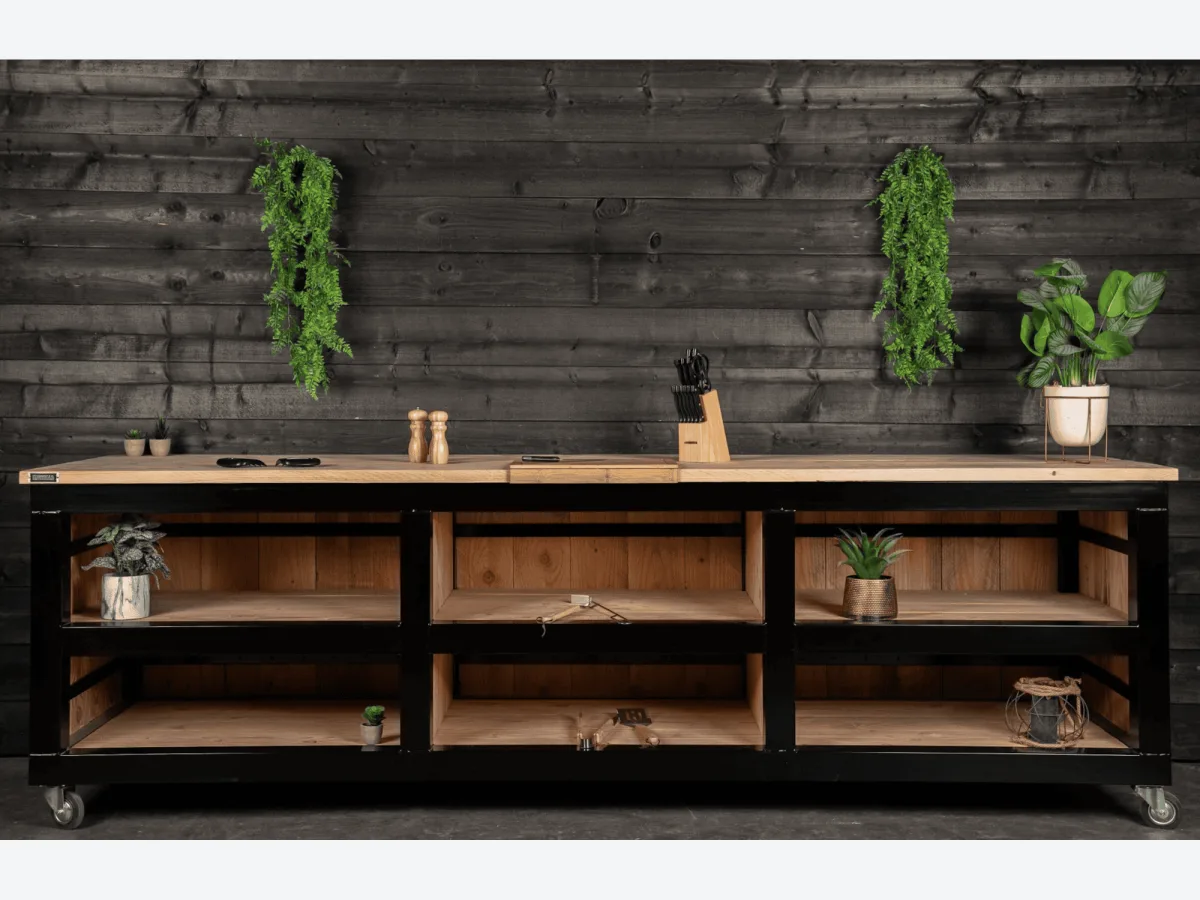 Stilt Staalo, Buitenkeuken Staalo met zwart stalen frame, douglas werkblad en open vakken, zonder kamado, recht van voren in de studio