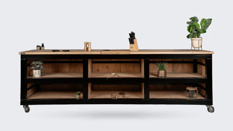Stilt Staalo, Buitenkeuken Staalo met zwart stalen frame, douglas werkblad en open vakken, zonder kamado, recht van voren in de studio