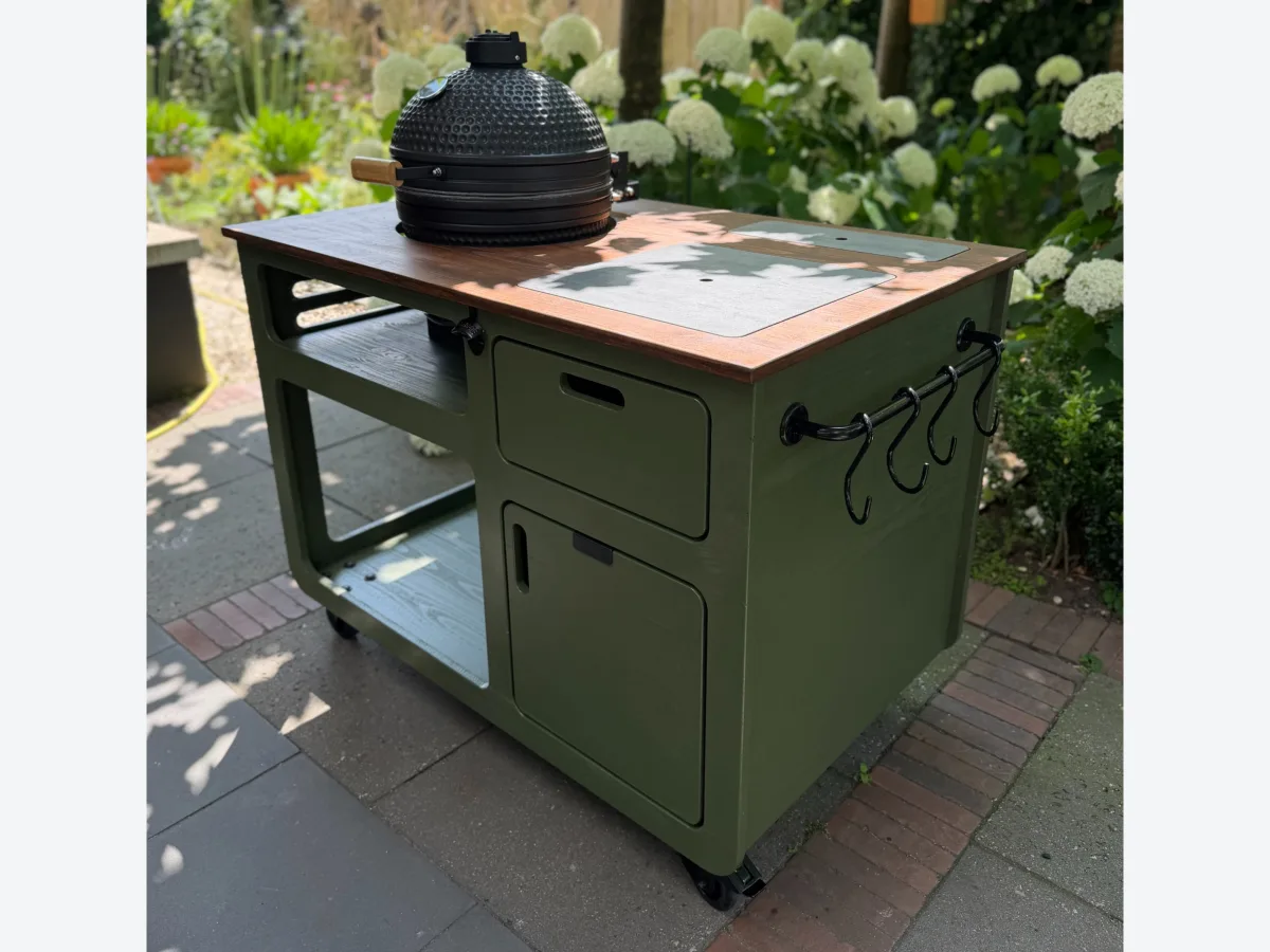 Studio RUUB Olyv buitenkeuken, Olyv buitenkeuken met kamado, haken voor accessoires aan de zijkant, lade en deur op een terras