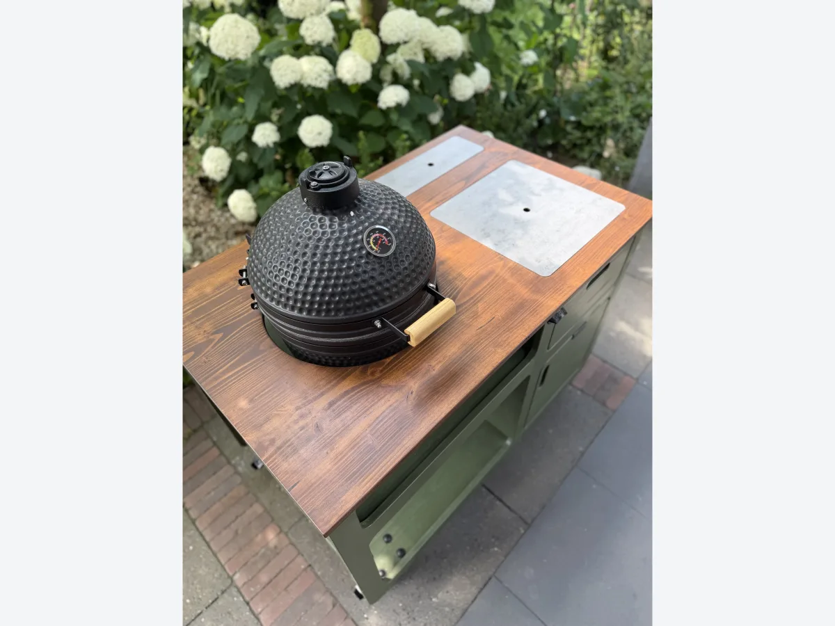 Studio RUUB Olyv buitenkeuken, Olyv buitenkeuken van de zijkant met kamado en douglas werkblad met inlay, staand formaat