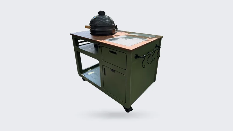 Studio RUUB Olyv buitenkeuken, Olyv buitenkeuken met kamado, haken voor accessoires aan de zijkant, lade en deur op een terras