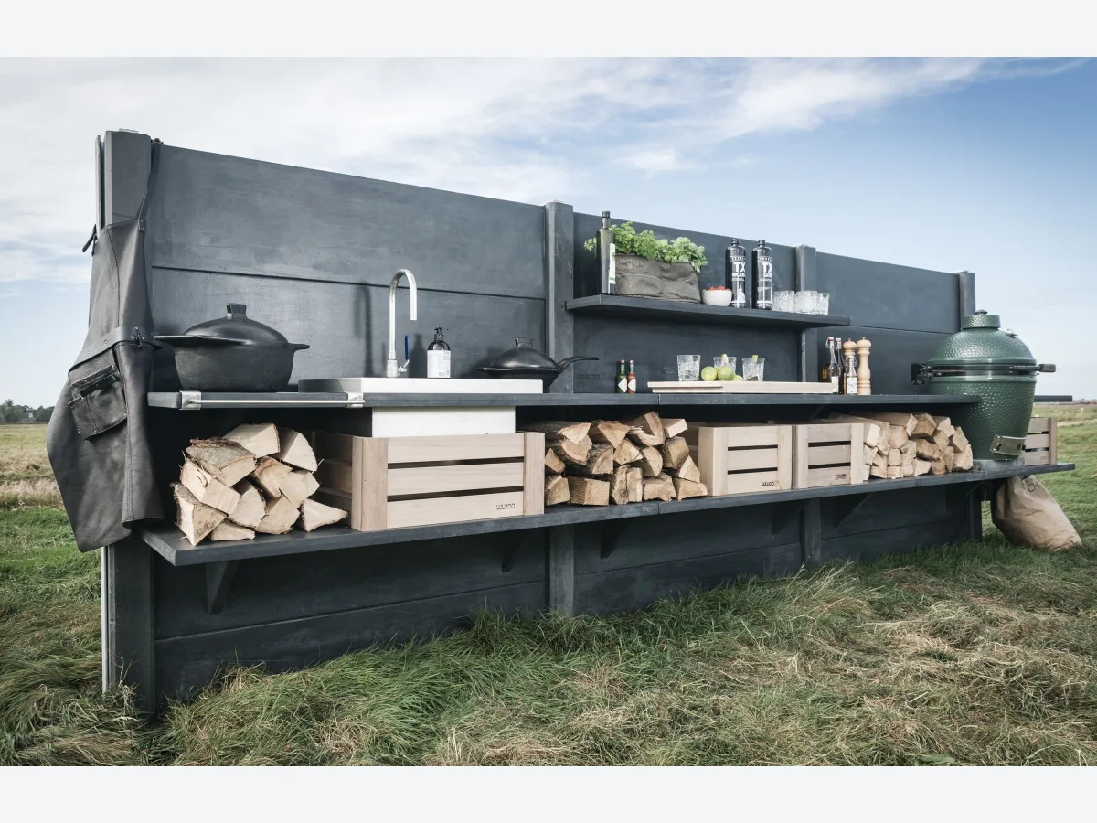 WWOO Beton, WWOO betonnen buitenkeuken in antraciet met drie segmenten, spoelbak, haardhout en Big Green Egg, vrijstaand in een weiland