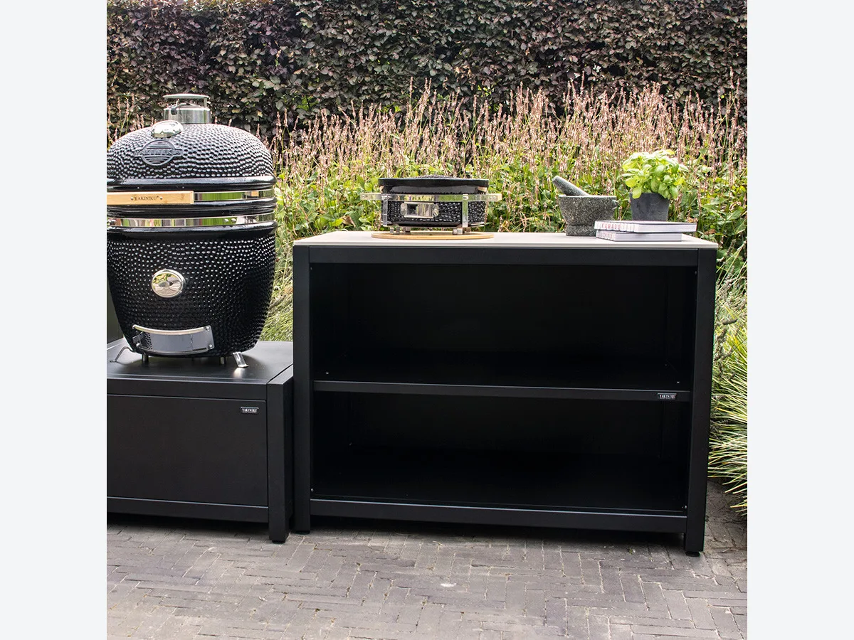 Yakiniku Luxe buitenkeuken, Yakiniku Luxe buitenkeuken frame 120x70 cm met shichirin en kruiden op het werkblad, naast een kamado op een lage kast, voor een beukenhaag