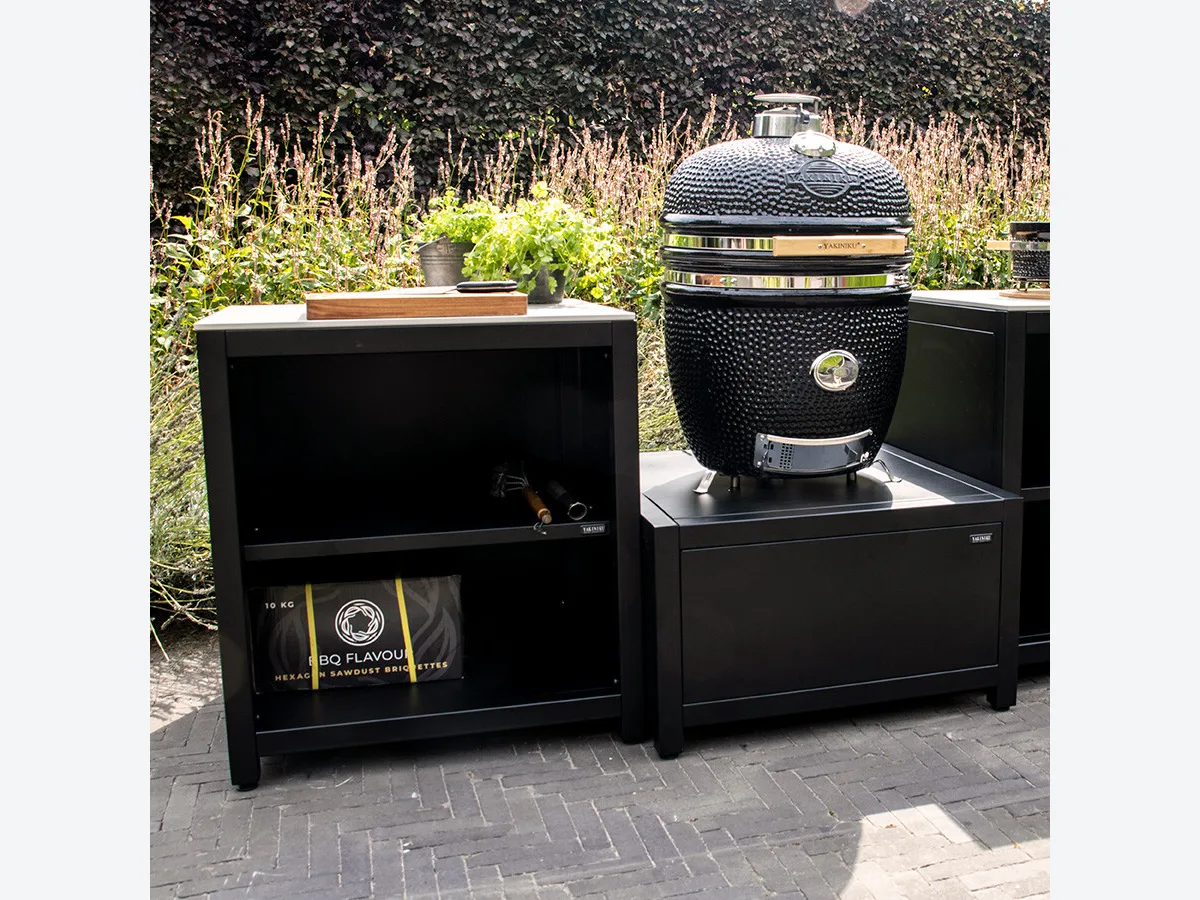 Yakiniku Luxe buitenkeuken, Yakiniku Luxe buitenkeuken frame 80x70 cm met snijplank en kruiden, naast een kamado op een lage kast op een terras